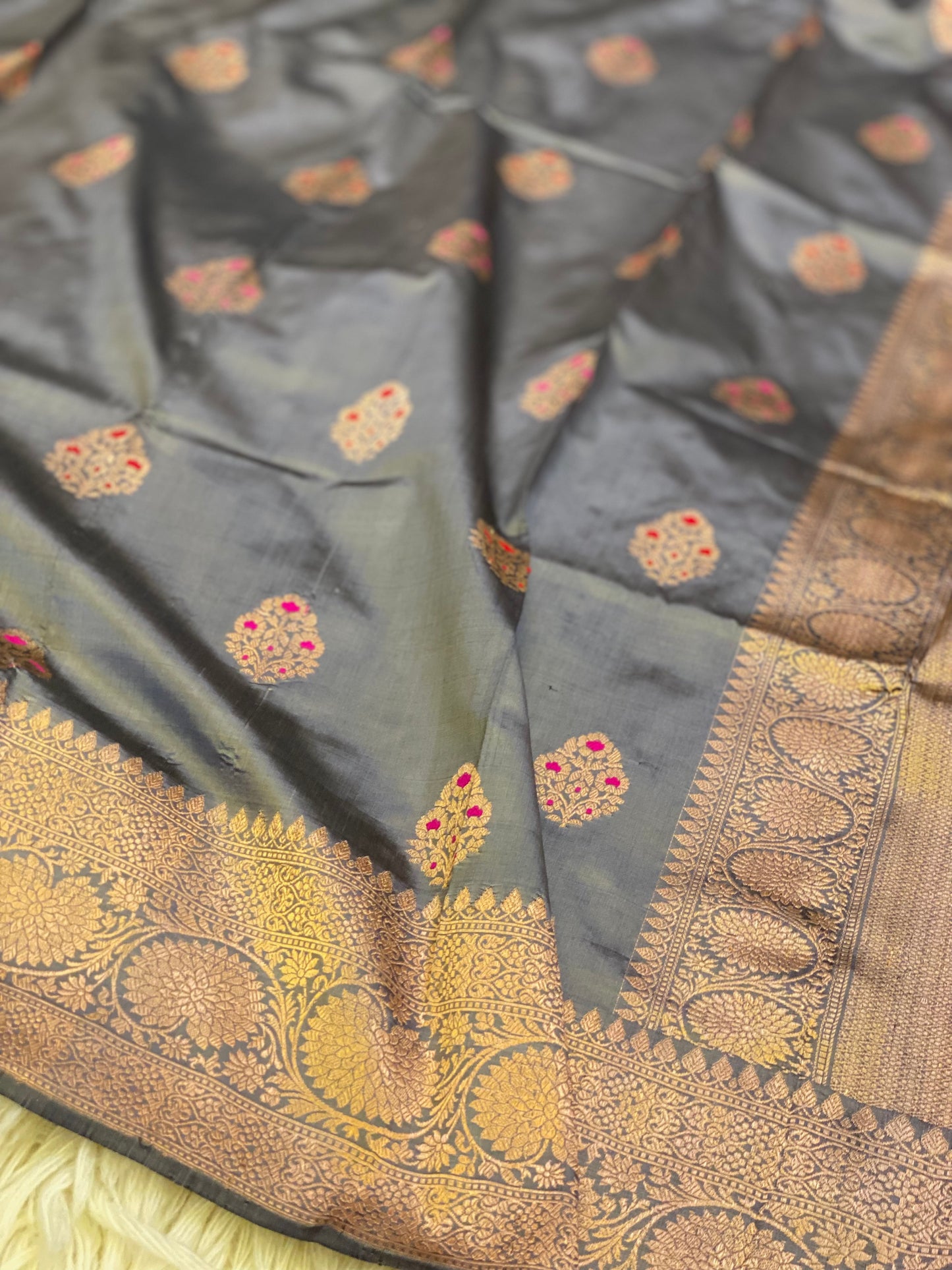 RAJAT PRABHA (Pure Katan Kadhwa Saree)