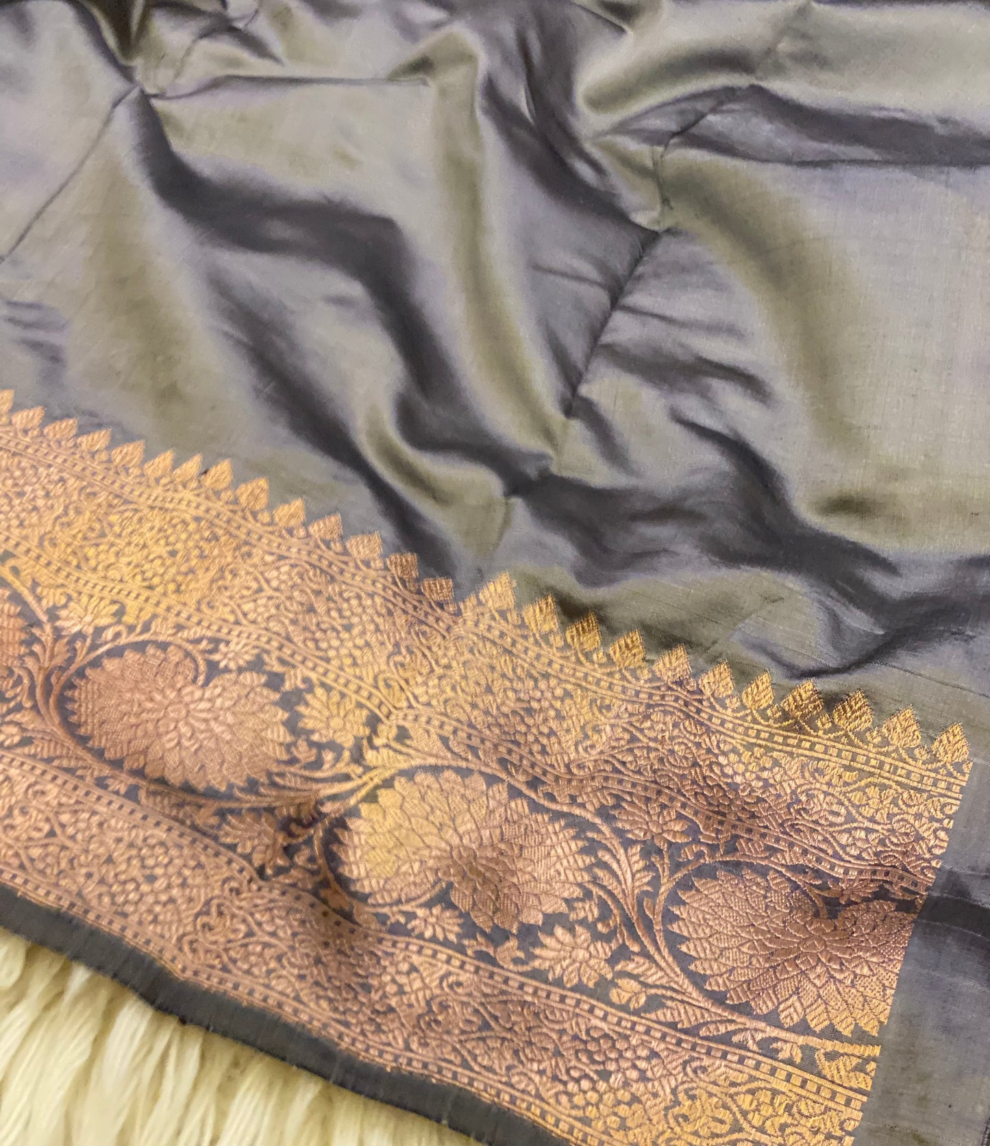 RAJAT PRABHA (Pure Katan Kadhwa Saree)